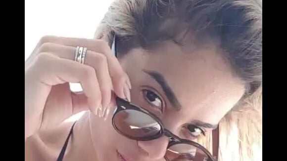 Anitta, com visual loiro e sem maquiagem, curte passeio de lancha de biquíni nesta sexta-feira, dia 05 de janeiro de 2018