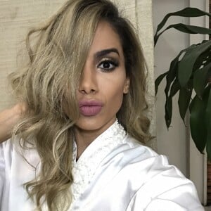 Anitta adotou um tom de loiro escuro, mostrado por ela em sua rede social durante a tarde de folga