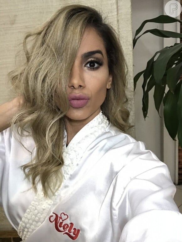 Anitta adotou um tom de loiro escuro, mostrado por ela em sua rede social durante a tarde de folga