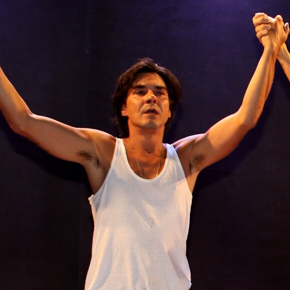 Em 'Agora e na Hora', Emanuel, papel de André Gonçalves busca soluções em outras religiões mas acaba conhecendo o mundo das drogas e do sexo