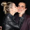 André Gonçalves ganha beijo de Danielle Winits ao estrear da peça 'Agora e na Hora', no Teatro Folha, em São Paulo, na noite desta sexta-feira, 5 de janeiro de 2018
