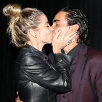 André Gonçalves ganha beijo de Danielle Winits após estrear peça em SP. Fotos!