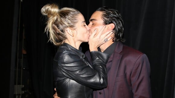 André Gonçalves ganha beijo de Danielle Winits após estrear peça em SP. Fotos!