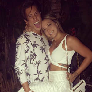 'Ela foi, eu fico. Foi tudo lindo. Nós estivemos aqui, juntos, por causa de um sonho de Carolina', declarou Vinicius Martinez em foto com a namorada