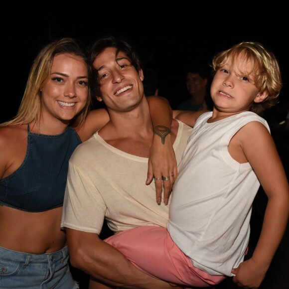 Carol Dantas deixa namorado em Noronha e o filho reclama: 'Muito chateado'