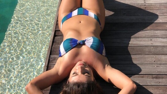 Paula Fernandes posa de biquíni na beira da piscina em dia de descanso: 'Férias'