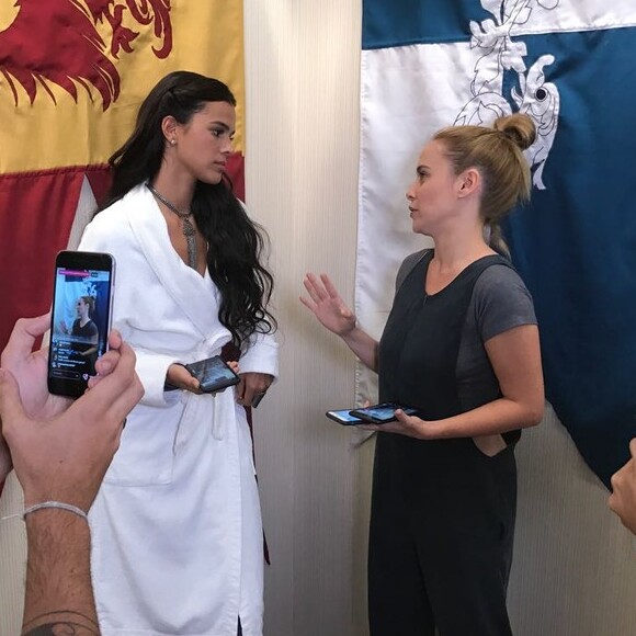 Bruna Marquezine exalta energia do ambiente de trabalho: 'A gente sempre fala que o elenco virou o time, uma família e eu tenho falado ultimamente que viramos um exército'