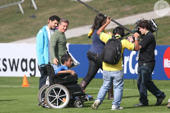 Luciano Huck promoveu um encontro de um cadeirante com os jogadores da seleção