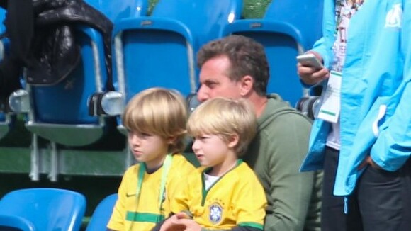 Luciano Huck leva os filhos Joaquim e Benício para treino da Seleção Brasileira