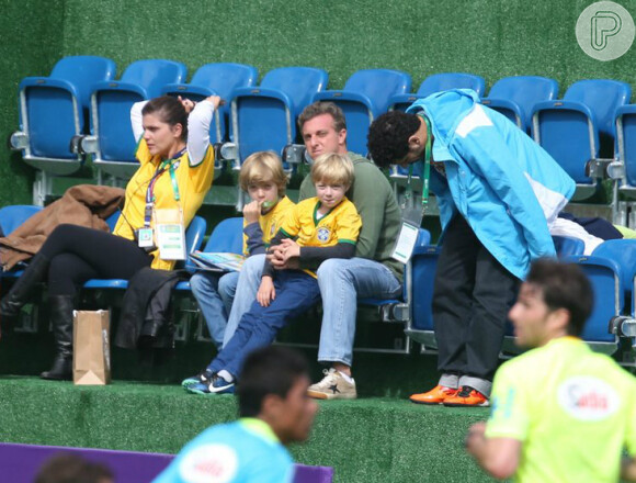 Joaquim e Benício ficaram colados no papai enquanto assistiam ao treino da Seleção