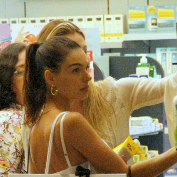 Isis Valverde comprou itens em uma farmácia