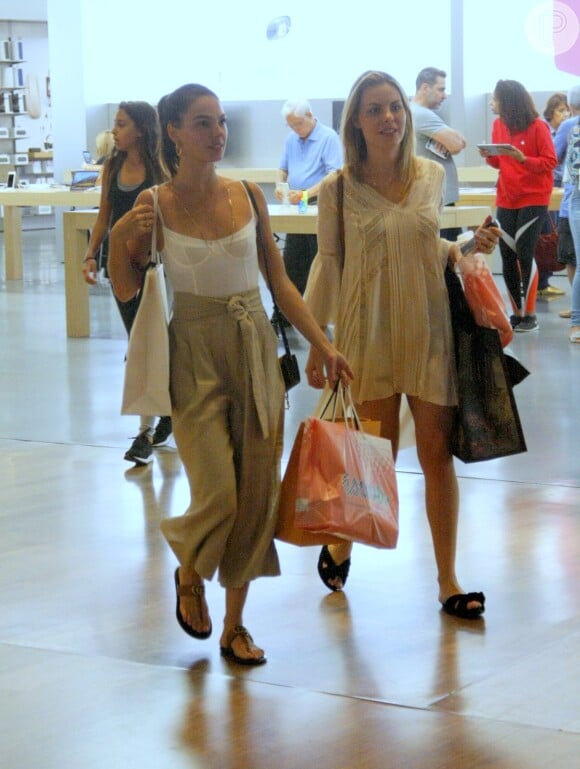 Isis Valverde foi às compras com uma amiga no shopping Village Mall, no Rio