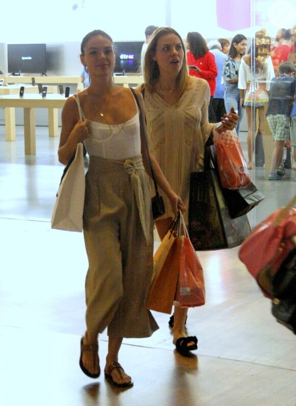 Isis Valverde foi às compras com uma amiga no shopping Village Mall, no Rio, neste domingo, 7 de janeiro de 2018