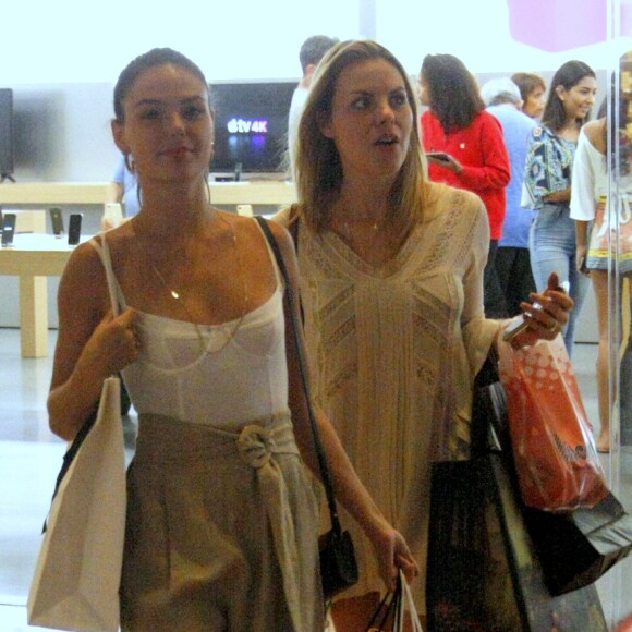 Isis Valverde foi às compras com uma amiga no shopping Village Mall, no Rio, neste domingo, 7 de janeiro de 2018
