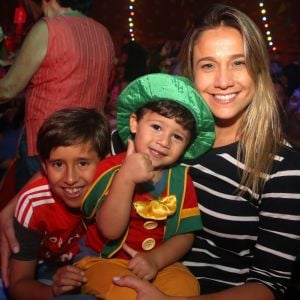 Fernanda Gentil fantasia filho caçula, Gabriel, de palhaço para assistir espetáculo do Patati Patatá, no Via Parque, shopping localizado na Zona Oeste do Rio de Janeiro, neste domingo, 7 de janeiro de 2018