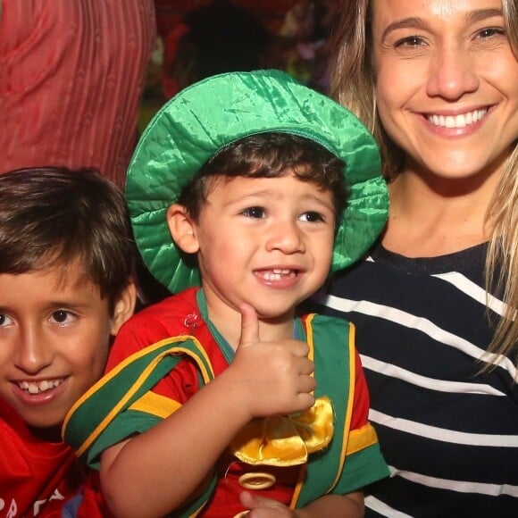 Fernanda Gentil fantasia filho caçula, Gabriel, de palhaço para assistir espetáculo do Patati Patatá, no Via Parque, shopping localizado na Zona Oeste do Rio de Janeiro, neste domingo, 7 de janeiro de 2018