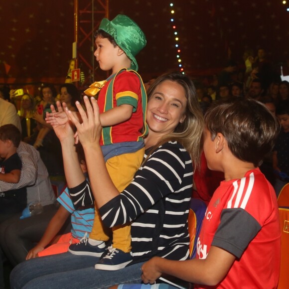 Fernanda Gentil fantasia filho caçula, Gabriel, de palhaço para assistir espetáculo do Patati Patatá, no Via Parque, shopping localizado na Zona Oeste do Rio de Janeiro, neste domingo, 7 de janeiro de 2018