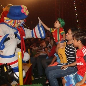 Fernanda Gentil fantasia filho caçula, Gabriel, de palhaço para assistir espetáculo do Patati Patatá, no Via Parque, shopping localizado na Zona Oeste do Rio de Janeiro, neste domingo, 7 de janeiro de 2018