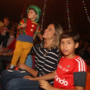 Fernanda Gentil fantasia filho caçula, Gabriel, de palhaço para assistir espetáculo do Patati Patatá, no Via Parque, shopping localizado na Zona Oeste do Rio de Janeiro, neste domingo, 7 de janeiro de 2018