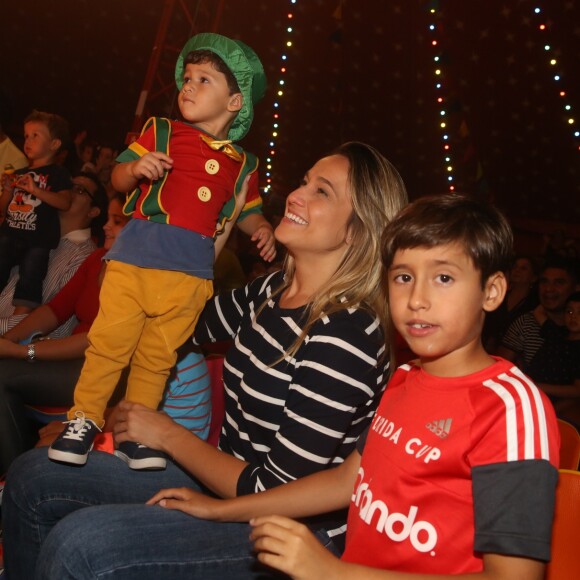 Fernanda Gentil fantasia filho caçula, Gabriel, de palhaço para assistir espetáculo do Patati Patatá, no Via Parque, shopping localizado na Zona Oeste do Rio de Janeiro, neste domingo, 7 de janeiro de 2018