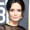 Angelina Jolie usou vestido preto em prol da campanha Time's Up, que tem como objetivo denunciar o assédio sexual sofrido pelas mulheres em Hollywood