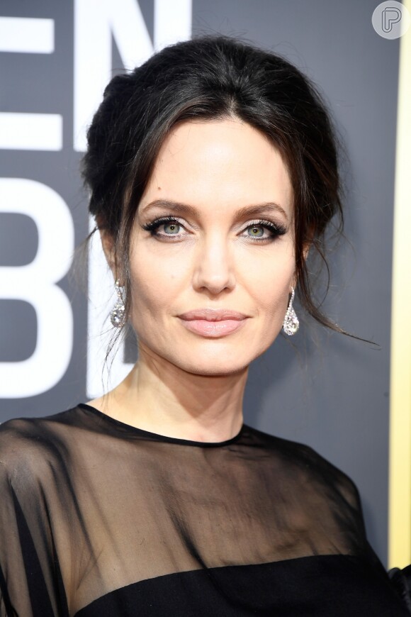 Angelina Jolie usou vestido preto em prol da campanha Time's Up, que tem como objetivo denunciar o assédio sexual sofrido pelas mulheres em Hollywood