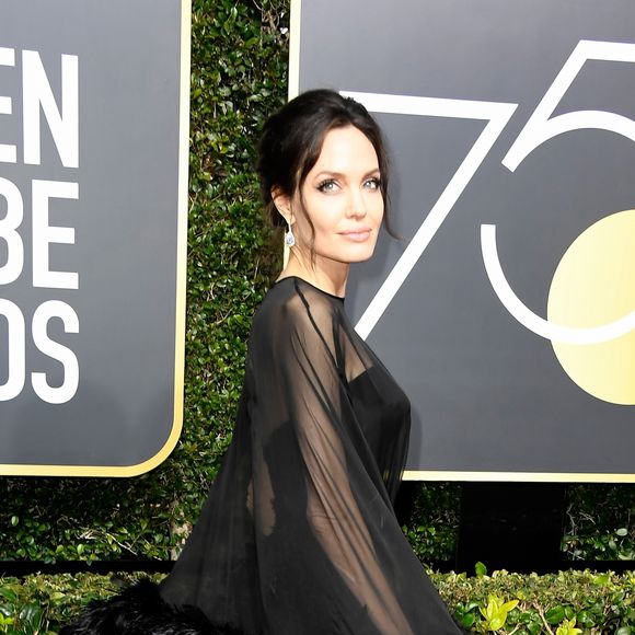 Angelina Jolie completou produção usando joias Forevermark e sapatos Stuart Weitzman.