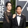 Angelina Jolie leva filho Pax Thien no Globo de Ouro em Beverly Hills, na Califórnia, na noite deste domingo, 7 de janeiro de 2018