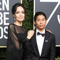 Angelina Jolie vai acompanhada do filho Pax Thien ao Globo de Ouro. Fotos!
