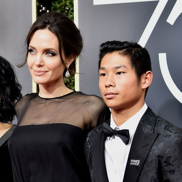 Angelina Jolie posa abraçada ao filho Pax Thien no Globo de Ouro