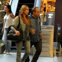 Stênio Garcia, o Arturo de 'Salve Jorge', passeia com a mulher em shopping