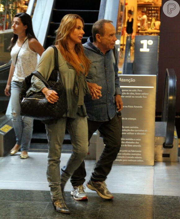 Stênio Garcia passeia de mãos dadas com a mulher, Marilene Saade, por shopping da Barra da Tijuca, na zona oeste do Rio de Janeiro, em 30 de janeiro de 2013