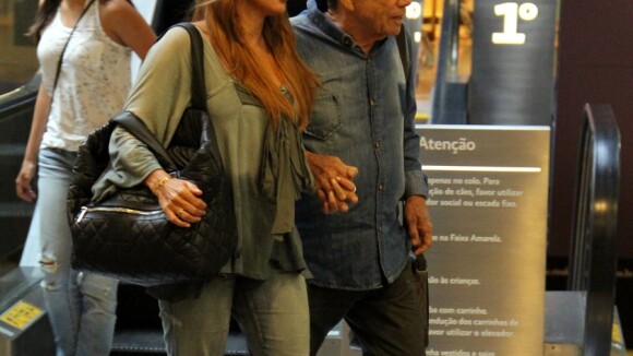 Stênio Garcia, o Arturo de 'Salve Jorge', passeia com a mulher em shopping