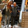 Stênio Garcia desce escada rolante juntinho com a mulher, Marilene Saade