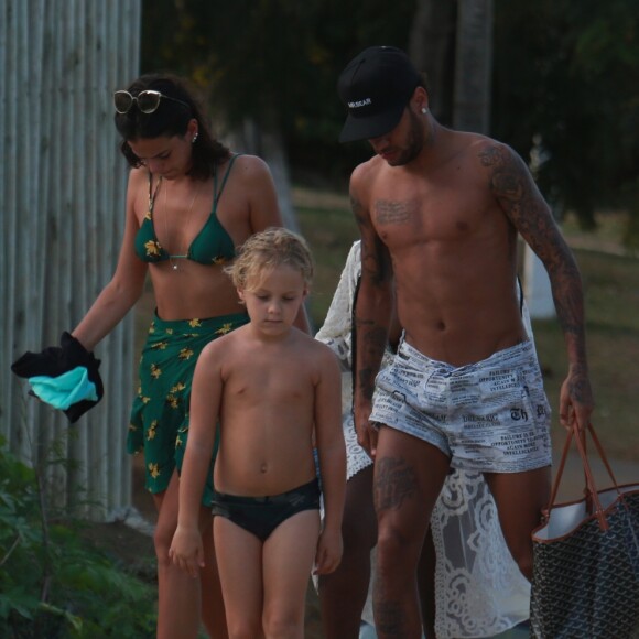 Bruna Marquezine e Neymar foram clicados com o filho dele, Davi Lucca, em Noronha