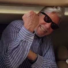 No último capítulo da novela 'Pega Pega', em referência ao personagem da novela 'Vale Tudo', que saiu do Brasil dando uma banana, Antônia (Vanessa Giácomo) prendeu Athaíde (Reginaldo Faria) e Lígia (Ângela Vieira) quando o casal tentava sair do Brasil