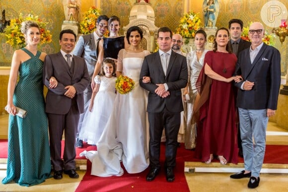 No último capítulo da novela 'Pega Pega', Antônia (Vanessa Giácomo) e Júlio (Thiago Martins) se casaram após ele cumprir uma parte da sentença pelo roubo ao Carioca Palace
