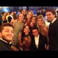  Klebber Toledo faz uma 'selfie' com a namorada, Marina Ruy Barbosa, e o grupo de amigos 