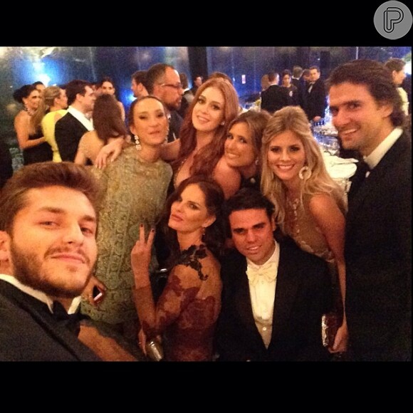 Klebber Toledo faz uma 'selfie' com a namorada, Marina Ruy Barbosa, e o grupo de amigos