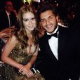  Marina Ruy Barbosa posa com o namorado, Klebber Toledo, exibindo o seu decote ousado escolhido para prestigiar a noite de gala 