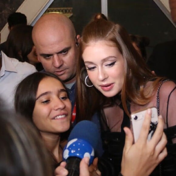 Marina Ruy Barbosa faz selfie com fã antes de assistir ao primeiro capítulo da novela 'Deus Salve o Rei', nesta segunda-feira, 8 de janeiro de 2018