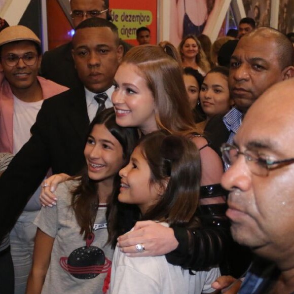 Marina Ruy Barbosa posou para fotos ao lado de fãs em shopping do Rio: 'Temos que estar junto com eles e vibrar junto'