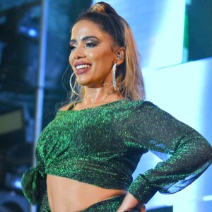 Anitta deve permanecer com o cabelo loiro até abril