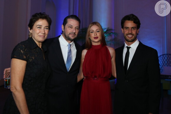 Marina Ruy Barbosa e Xande Negrão posam com Lilia Cabral e Marcelo Serrado na entrega do prêmio 'Cariocas do Ano', em 2016