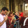 Marina Ruy Barbosa e Xande Negrão recebem benção durante visita a templo budista na Tailândia