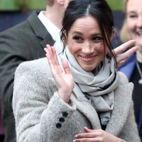 Meghan Markle acenou para o público em seu segundo compromisso real