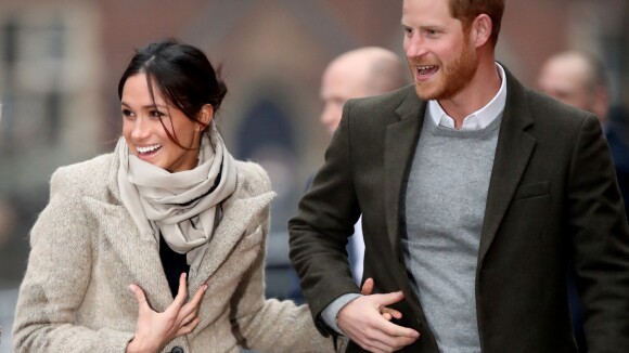 Príncipe Harry e Meghan Markle andam de mãos dadas e visitam rádio. Fotos!