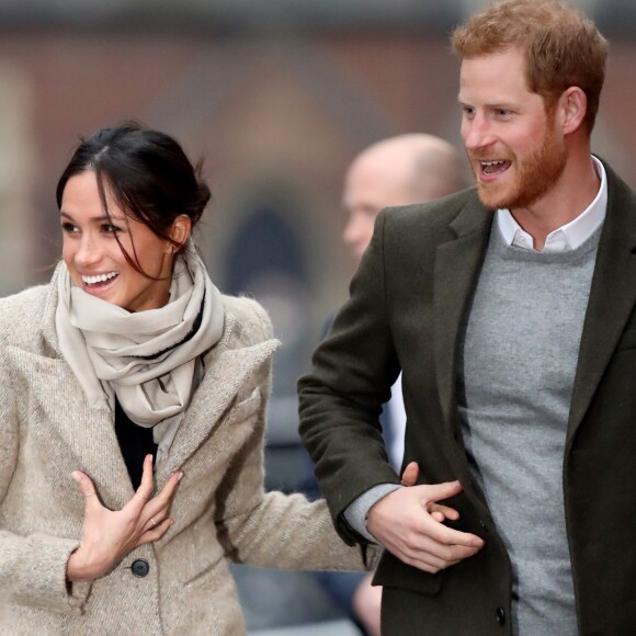 Meghan Markle e príncipe Harry andaram de mãos dadas ao visitarem a rádio Reprezent 107.3 FM, em Brixton, no sul de Londres, nesta terça-feira, 9 de janeiro de 2018