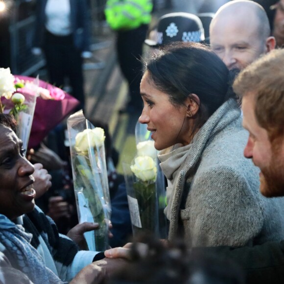 Meghan Markle ganhou flores ao atender o público em seu segundo compromisso real