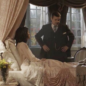 Na novela 'Tempo de Amar', Lucinda (Andreia Horta) ficará presa no quarto enquanto ocorrerá o casamento de Maria Vitória (Vitória Strada) e Vicente (Bruno Ferrari)